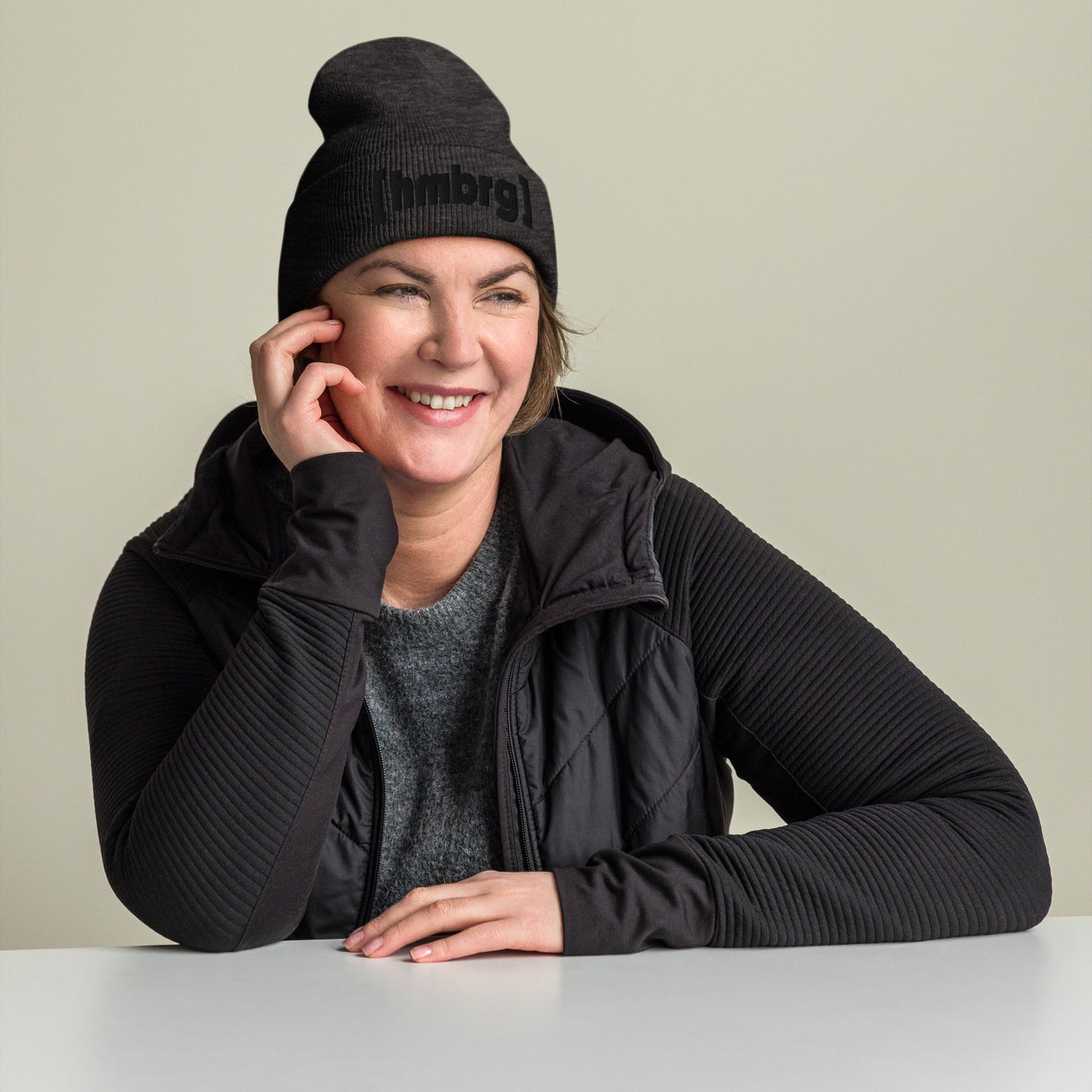 Hamburg Beanie mit schwarzem [hmbrg] Stick – Deine Stadt. Dein Style. Dein Winter.